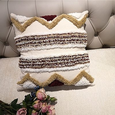 Elara – Luxe Handgemaakte Geometrische Stripe Kussenhoes in Bruin voor Sofa en Bed