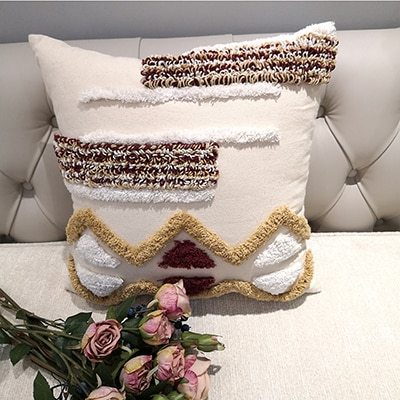 Elara – Luxe Handgemaakte Geometrische Stripe Kussenhoes in Bruin voor Sofa en Bed