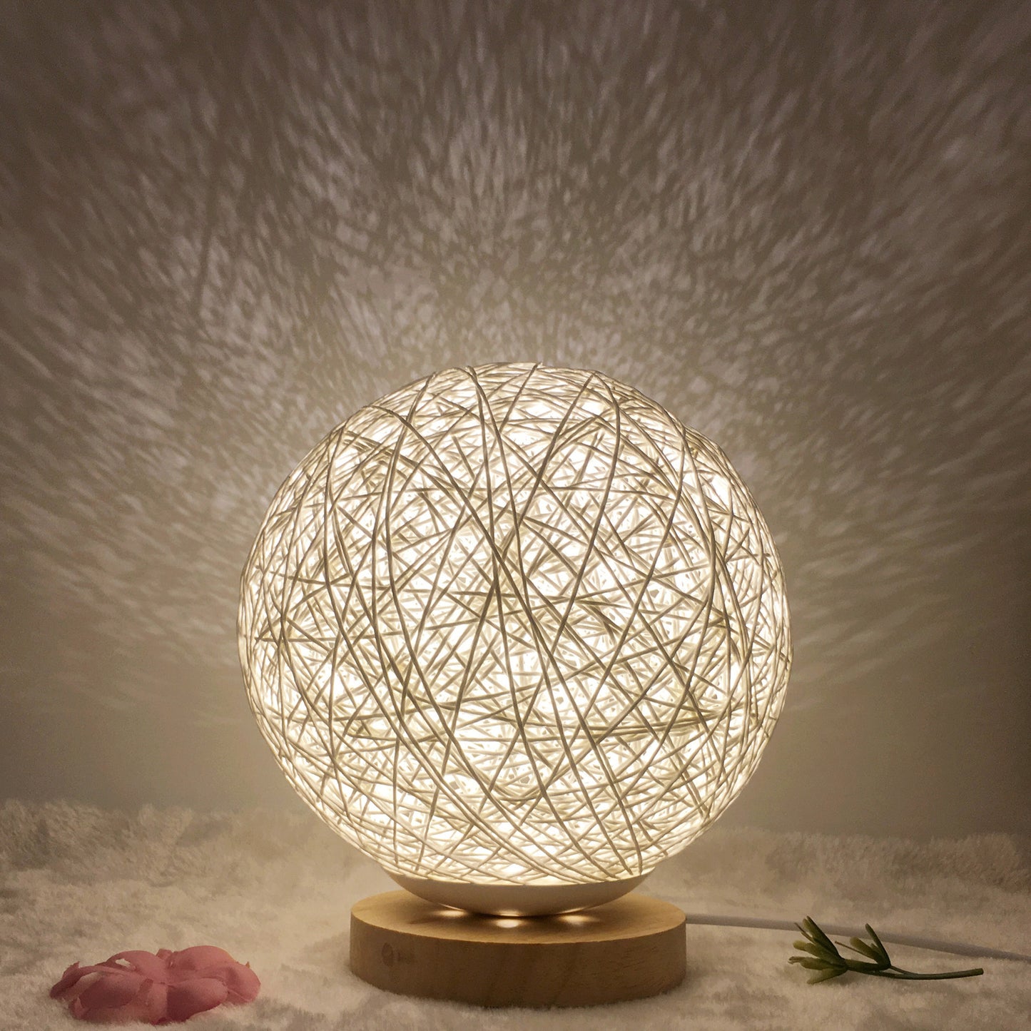 Cassius – Unieke LED Tafel Lamp met Riet Bollen en Afstandsbediening