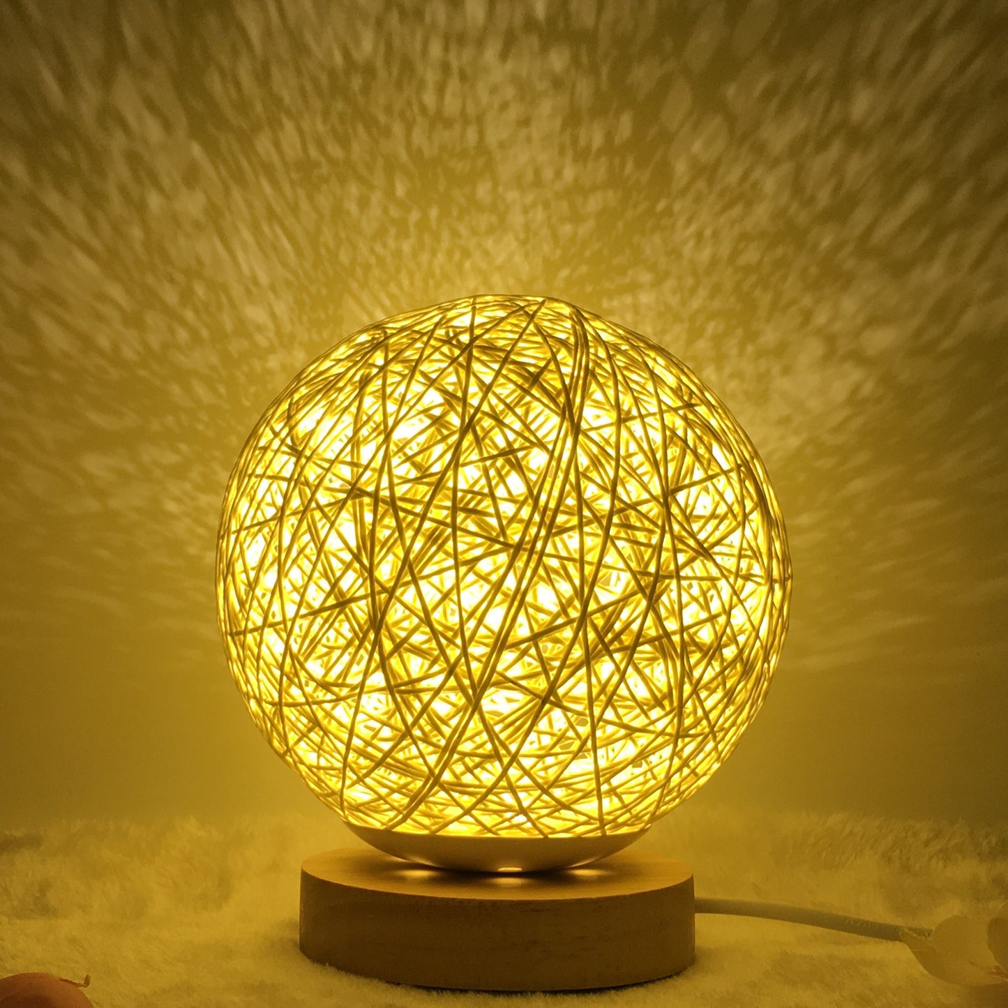 Cassius – Unieke LED Tafel Lamp met Riet Bollen en Afstandsbediening