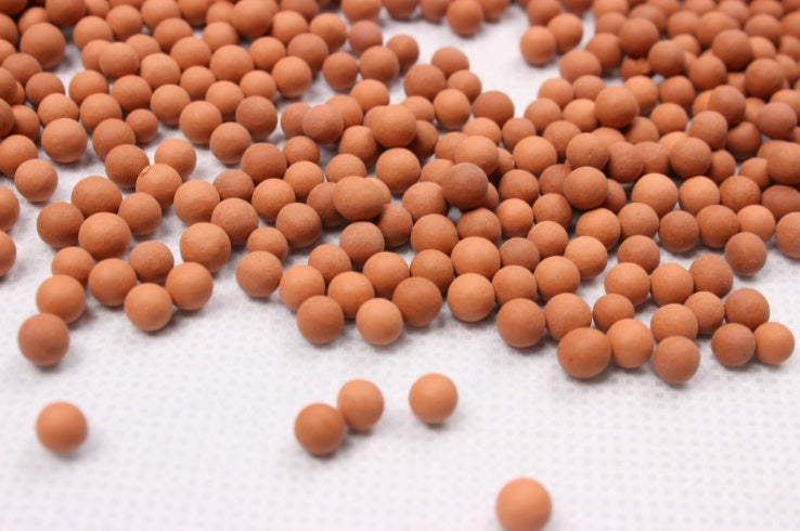 Evadne – Negatieve Ion Geactiveerde Keramische Bal voor een Gezonde Huid