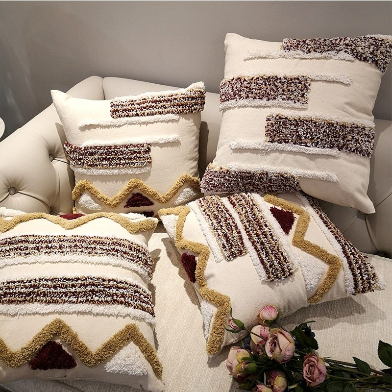 Elara – Luxe Handgemaakte Geometrische Stripe Kussenhoes in Bruin voor Sofa en Bed
