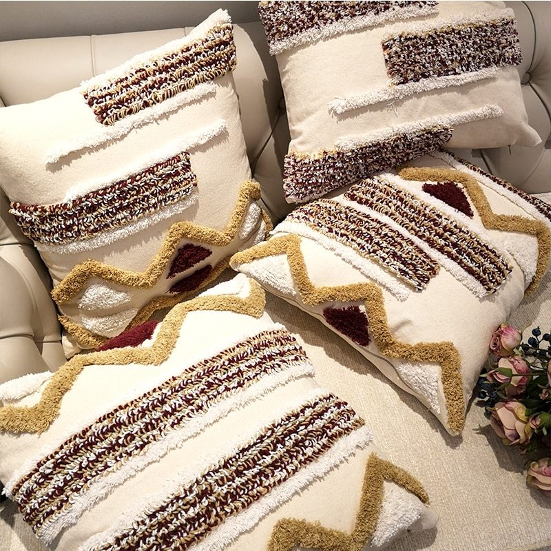 Elara – Luxe Handgemaakte Geometrische Stripe Kussenhoes in Bruin voor Sofa en Bed