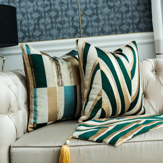Theodosia – Geometrisch Gouden Groene Gestreepte Kussenhoes