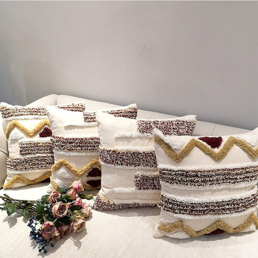 Elara – Luxe Handgemaakte Geometrische Stripe Kussenhoes in Bruin voor Sofa en Bed